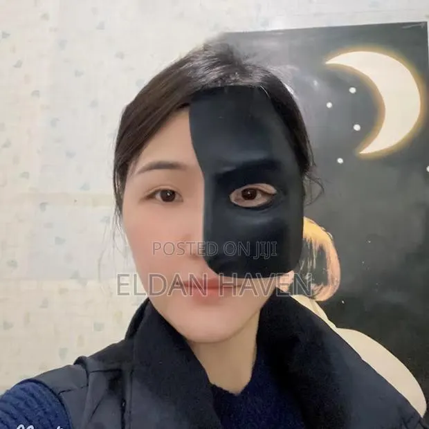 Party Half Face Mask · Photo 1