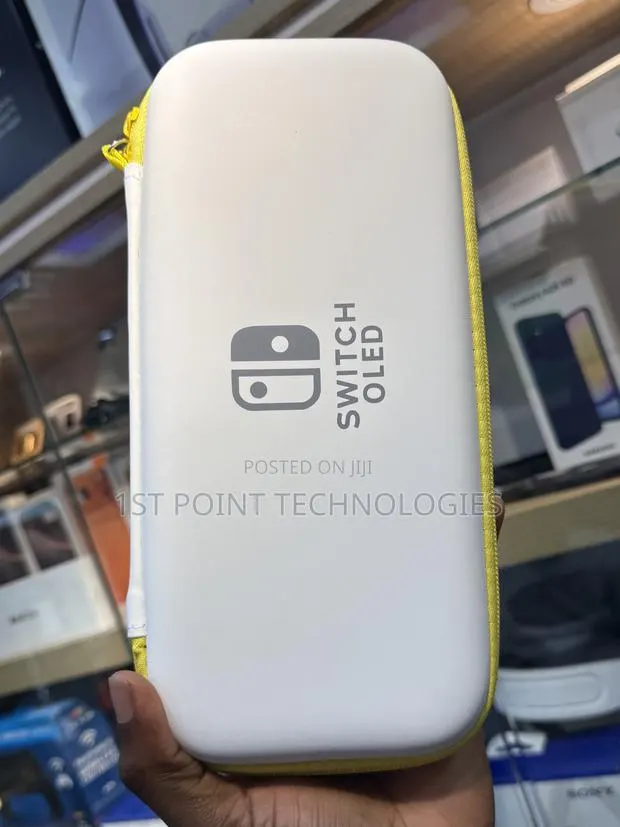 Nintendo Switch Traveling Bag White · Photo 1