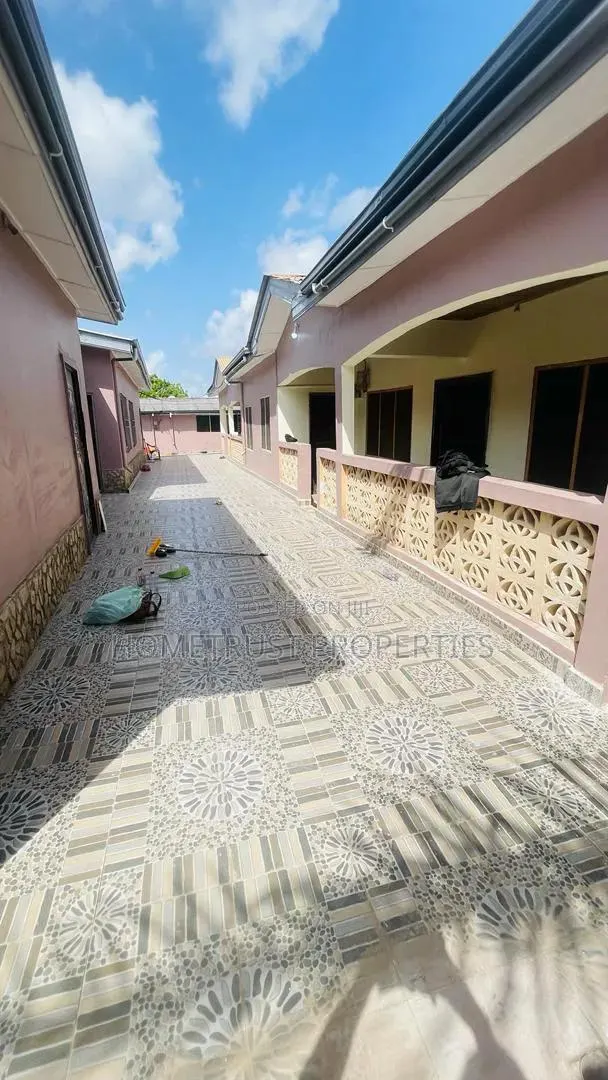 12bdrm Apartment in Kasoa Cal Bank Area, New Market for sale · Photo 1