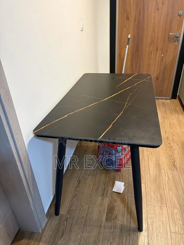 Dinning Table Foreign · Photo 1