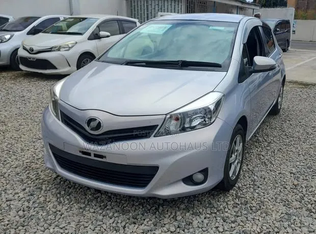 Toyota Vitz 1.5 FWD 3dr 2012 Silver · Photo 1