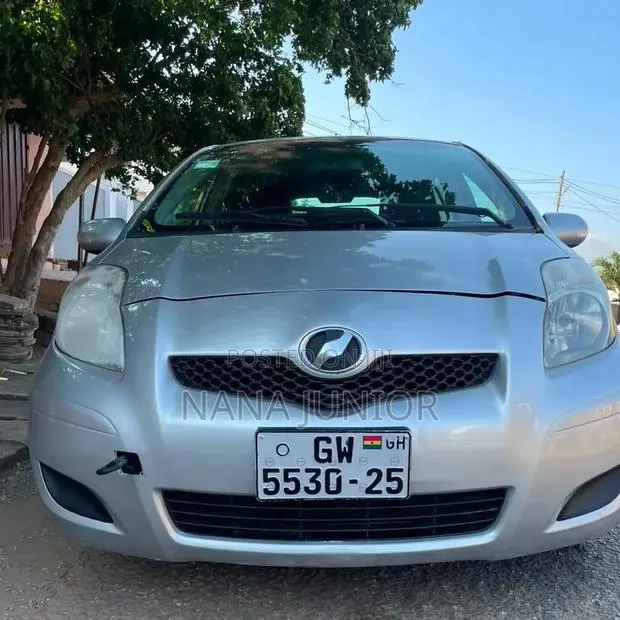 Toyota Vitz 2010 Silver · Photo 1
