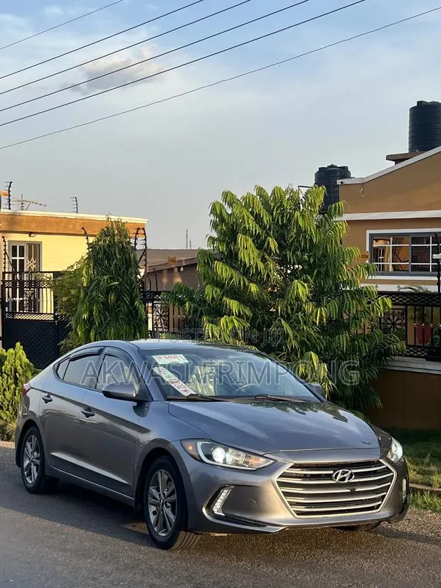Hyundai Elantra Limited Sedan FWD (2.0L 4cyl 6A) 2017 Gray · Photo 1
