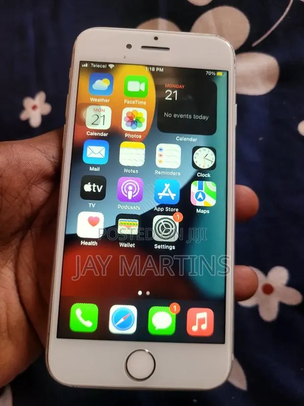 Apple iPhone 8 64 GB White · Photo 1