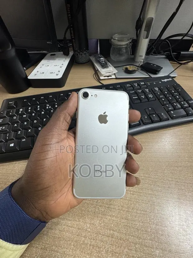 Apple iPhone 7 32 GB Silver · Photo 1