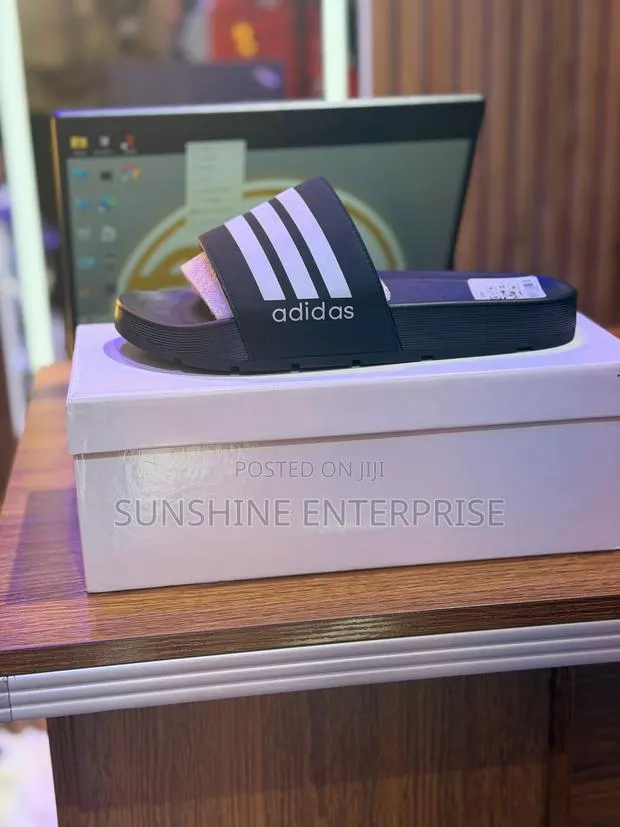Adidas Slippers · Photo 1