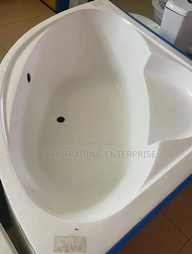 Corner Bathtub- Sitting Bathtub · Photo 1