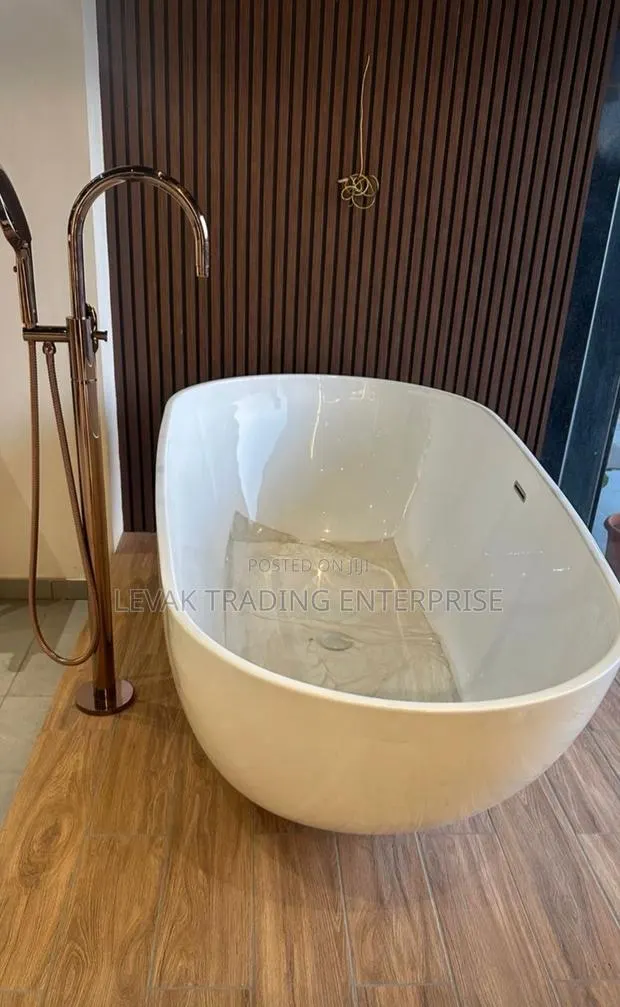 Bathtub - Free Standing Bath / Jacuzzi Bath · Photo 1