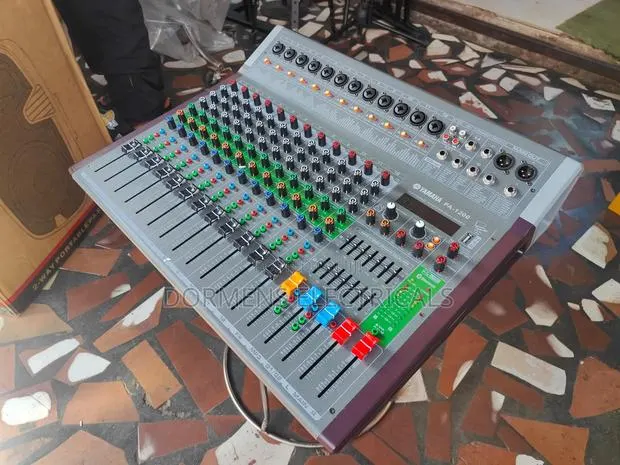 Yamaha Pa-1200 12 Channel Powered Mixer · Photo 1
