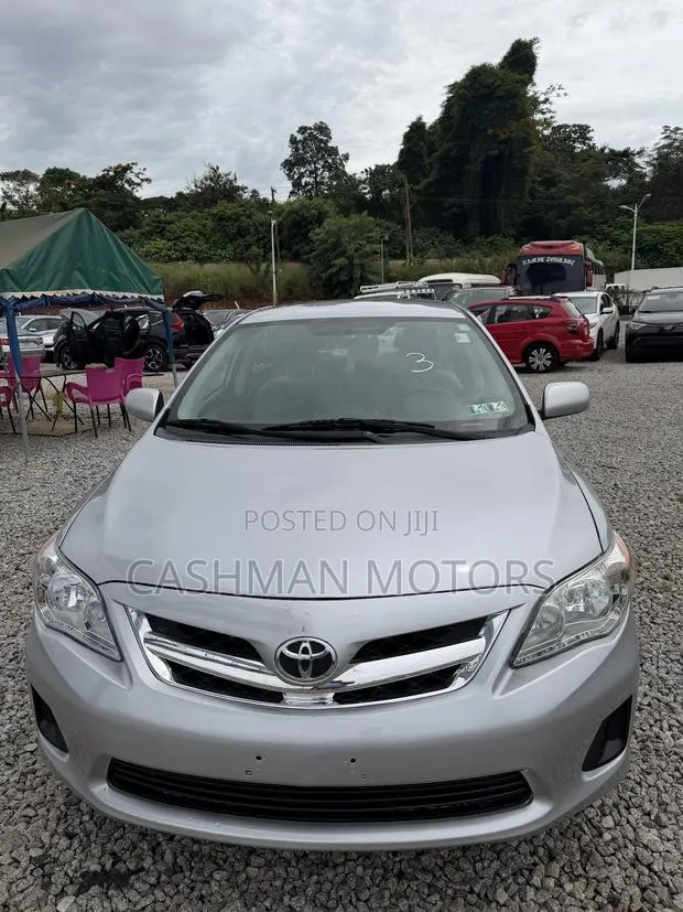Toyota Corolla LE Special Edition 4dr Sedan (1.8L 4cyl 4A) 2013 Silver · Photo 1