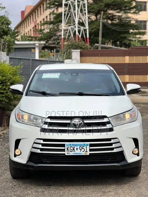Toyota Highlander LE 2019 White · Photo 1