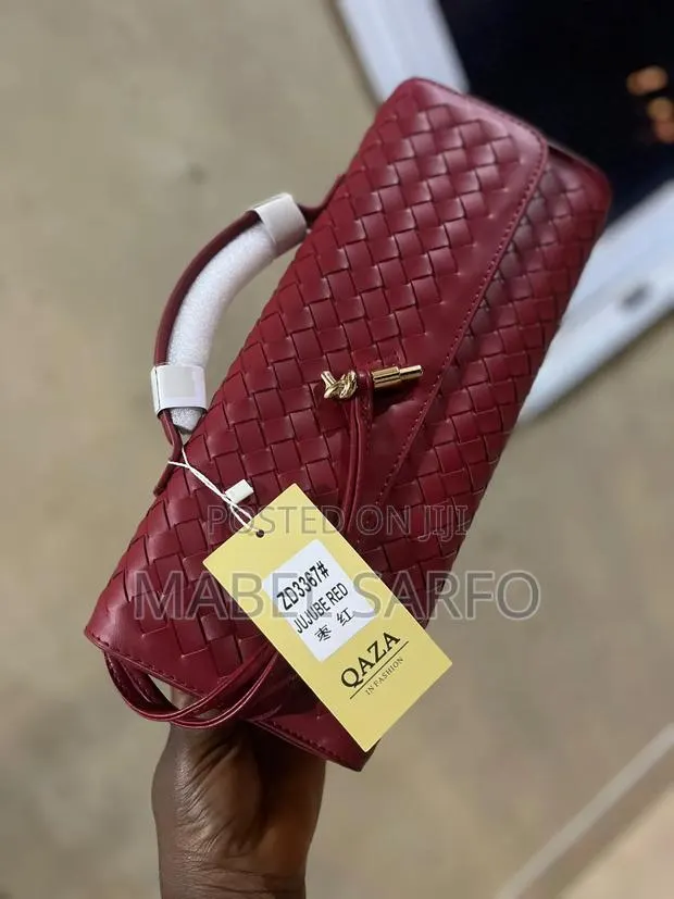 Classy Woven Bag · Photo 1