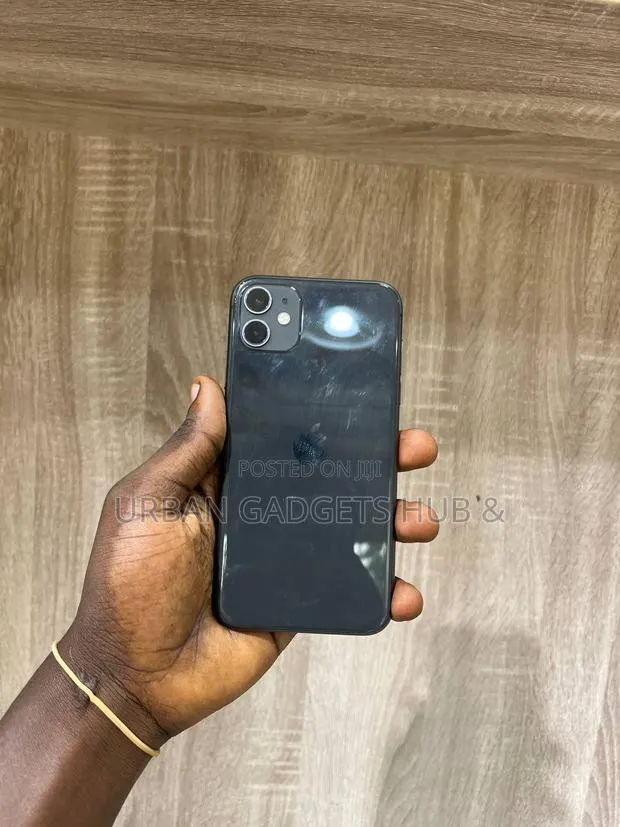 Apple iPhone 11 64 GB Black · Photo 1