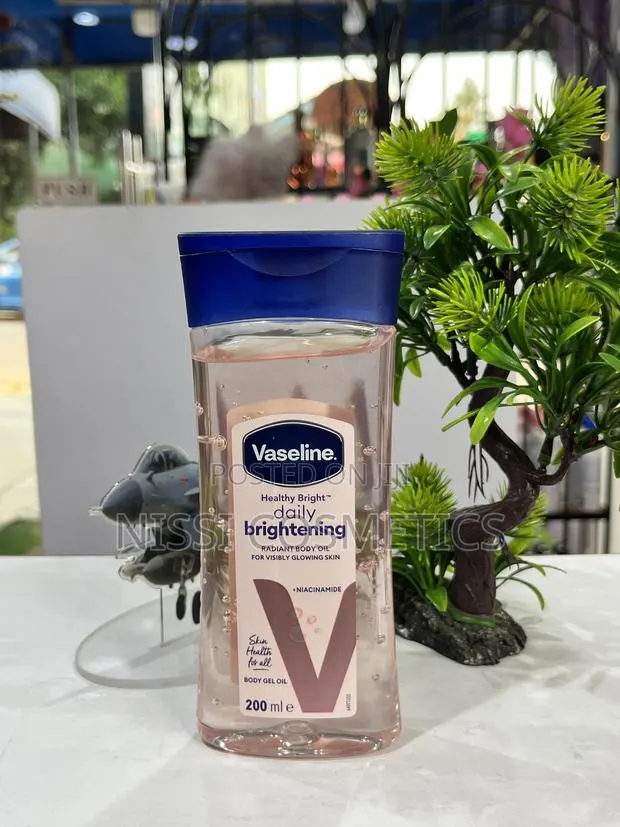 Vaseline Daily Brightening Body Oil · Photo 1