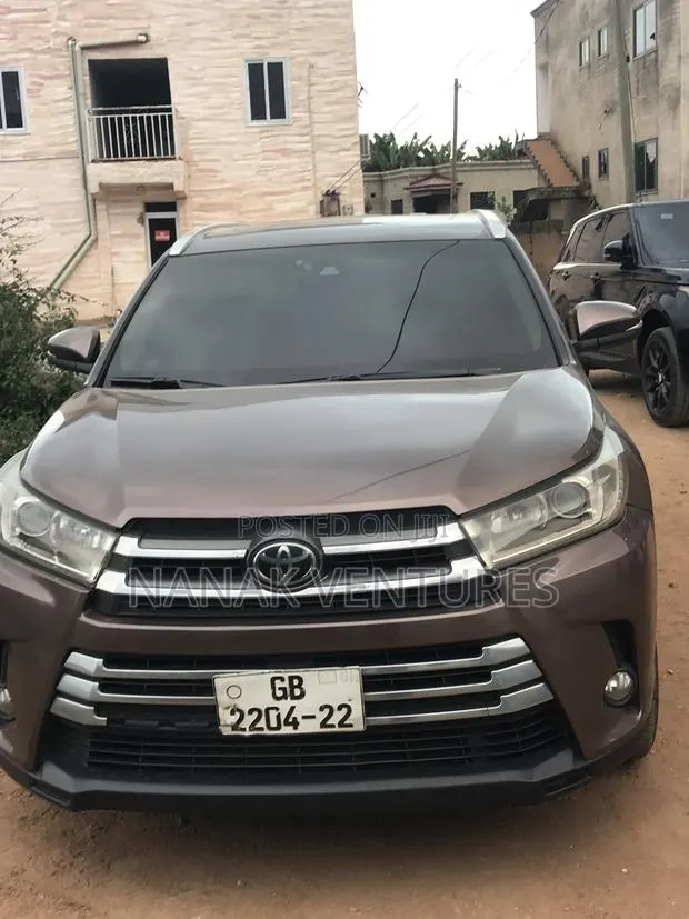 Toyota Highlander XLE 2019 Gold · Photo 1
