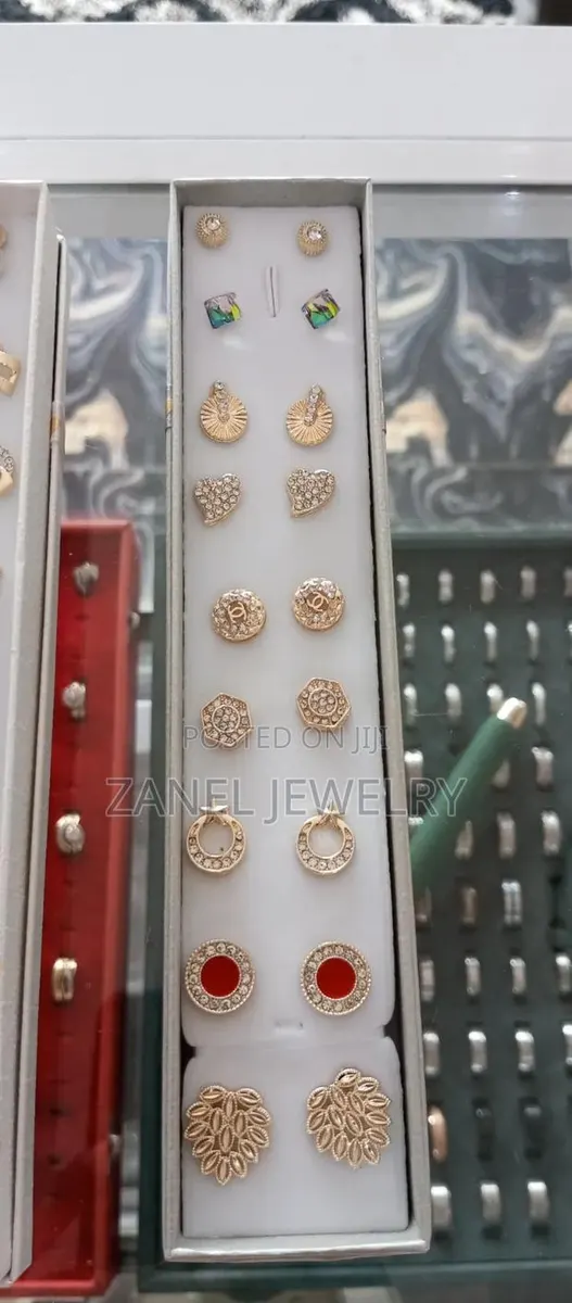 Ladies Stud Earrings · Photo 2