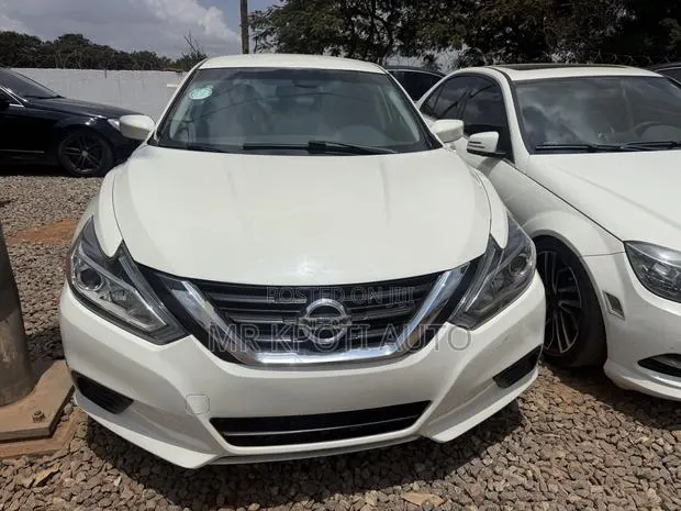 Nissan Altima 2018 White · Photo 1