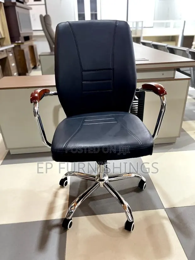 Swivel Base Office Chair · Photo 1