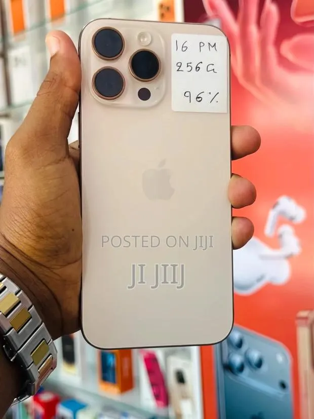 Apple iPhone 16 Pro Max 256 GB Gold · Photo 1