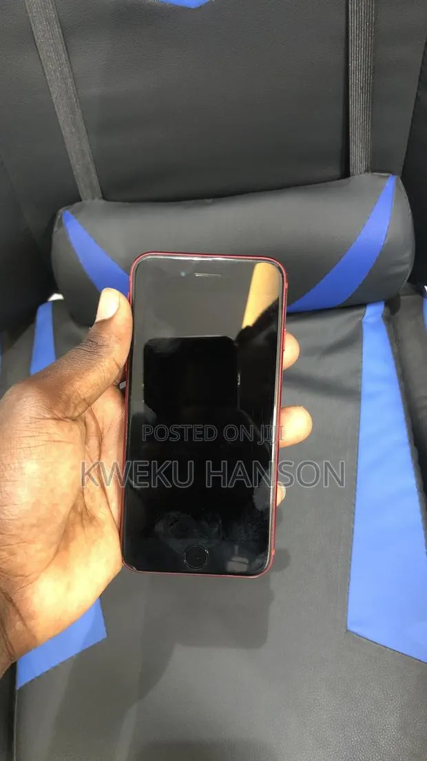 Apple iPhone SE (2022) 64 GB Red · Photo 1