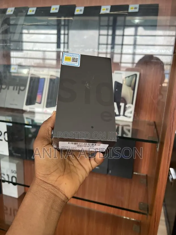 New Samsung Galaxy S10e 128 GB Black · Photo 1