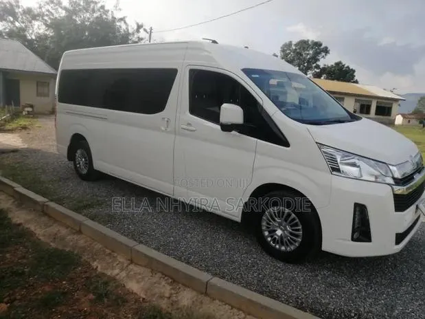 Rent Hyundai 15seater for Airport Pick and Drop Off · Photo 1