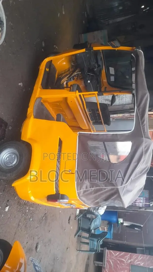 TVS King Deluxe Plus iTouch Start 2021 Yellow · Photo 1