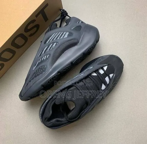 Original Adidas Yeezy Boost 700 Black · Photo 1