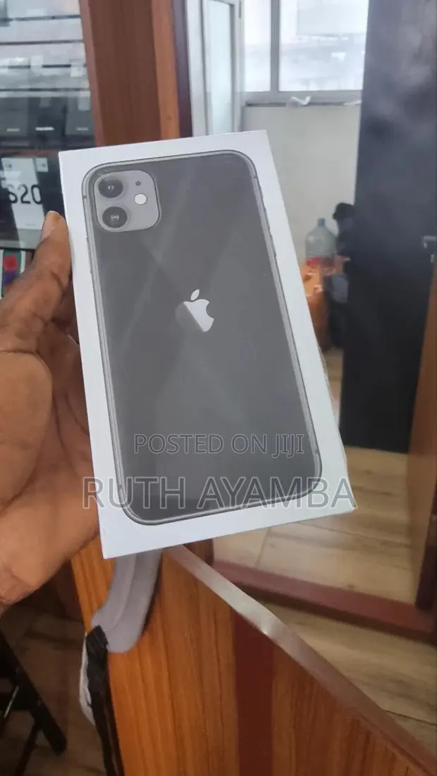 New Apple iPhone 11 128 GB Black · Photo 1