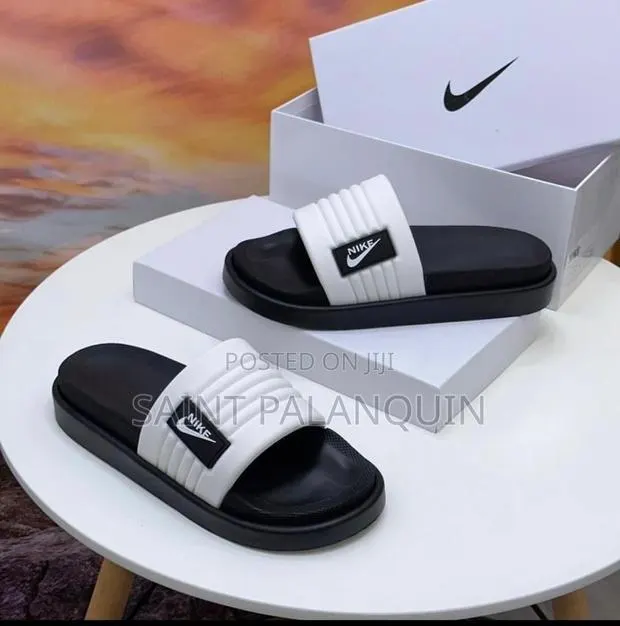 Nike Comfort Slides · Photo 1