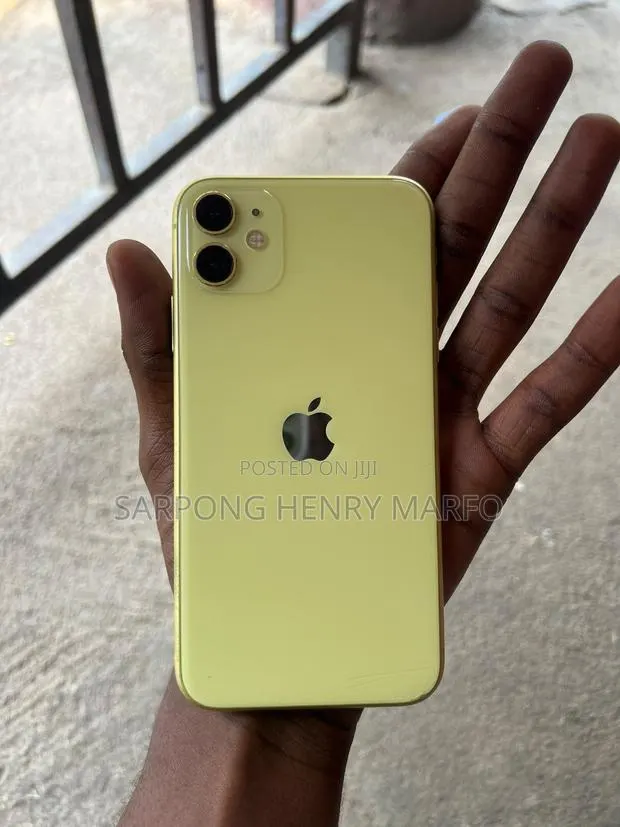 Apple iPhone 11 64 GB Yellow · Photo 1
