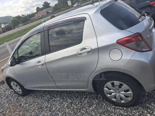 Toyota Vitz 2012 Silver · Photo 1
