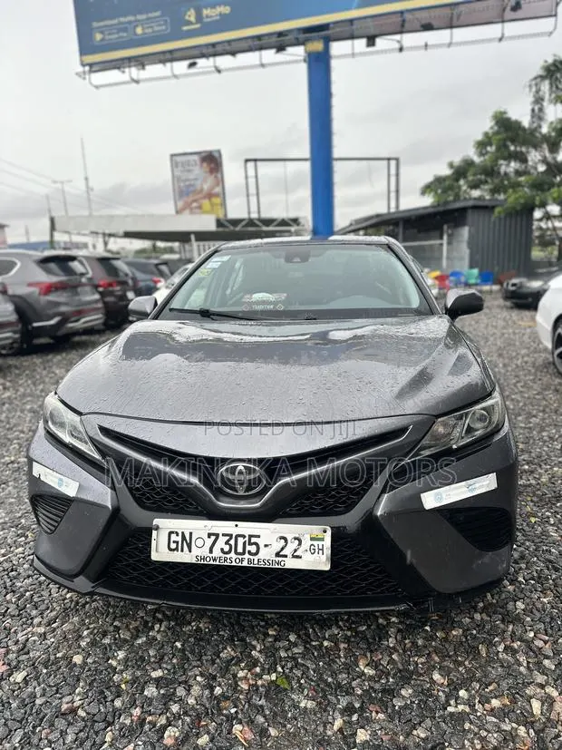 Toyota Camry SE (2.5L 4cyl 8A) 2019 Silver · Photo 1