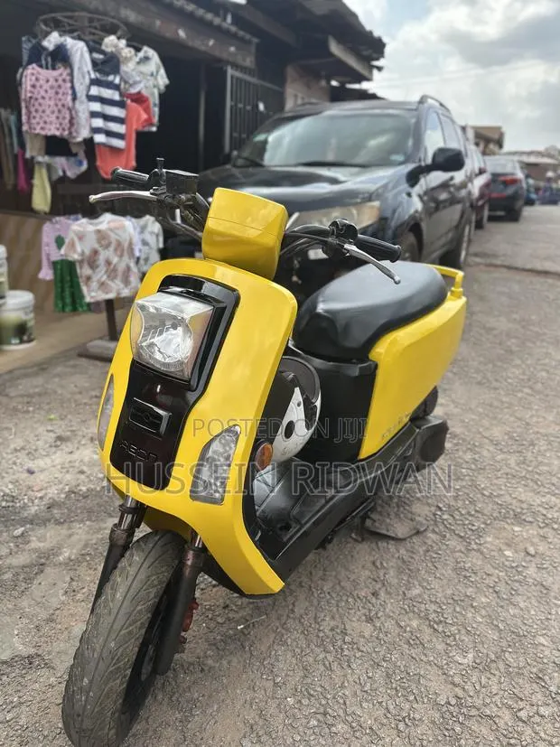 Motorcycle 2011 Yellow · Photo 1
