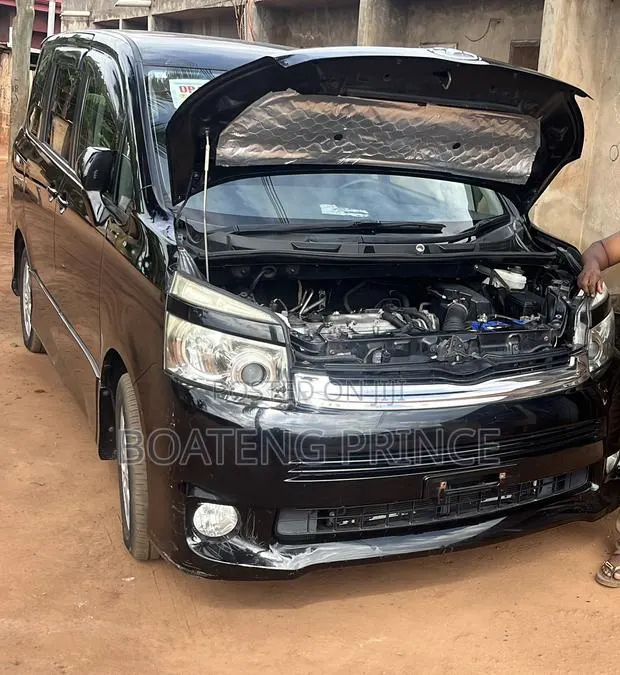 Toyota Voxy V 2WD 8-Seater 2011 Black · Photo 1
