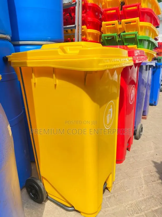 240 Liter Pedal Dustbin · Photo 1
