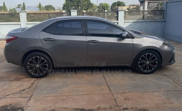 Toyota Corolla 2015 Gray · Photo 1