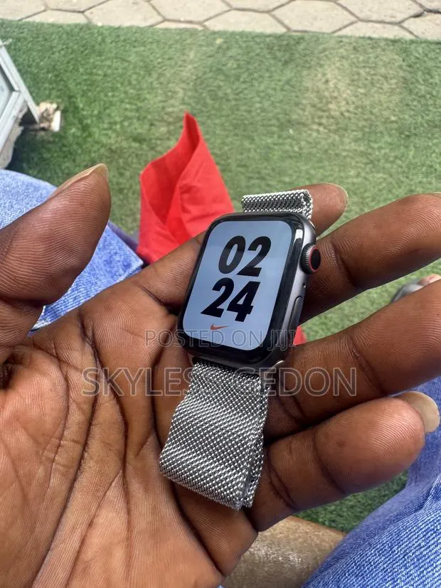 Apple Iwatch Series 4 44mm · Photo 1
