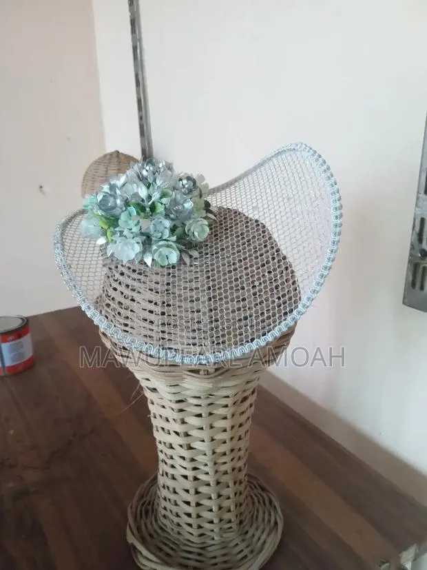 Fascinator · Photo 1