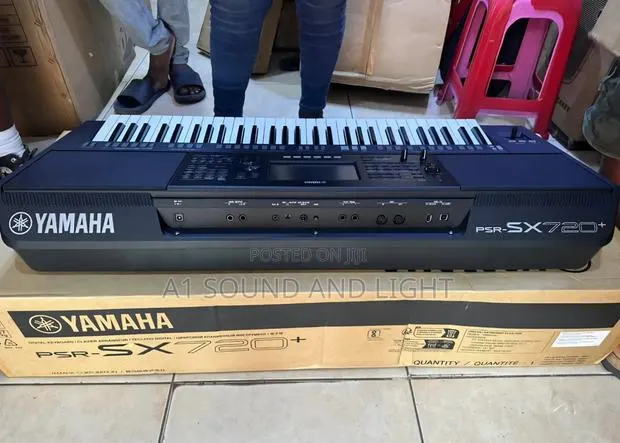 Yamaha SX720+ Arranger Workstation Keyboard · Photo 1