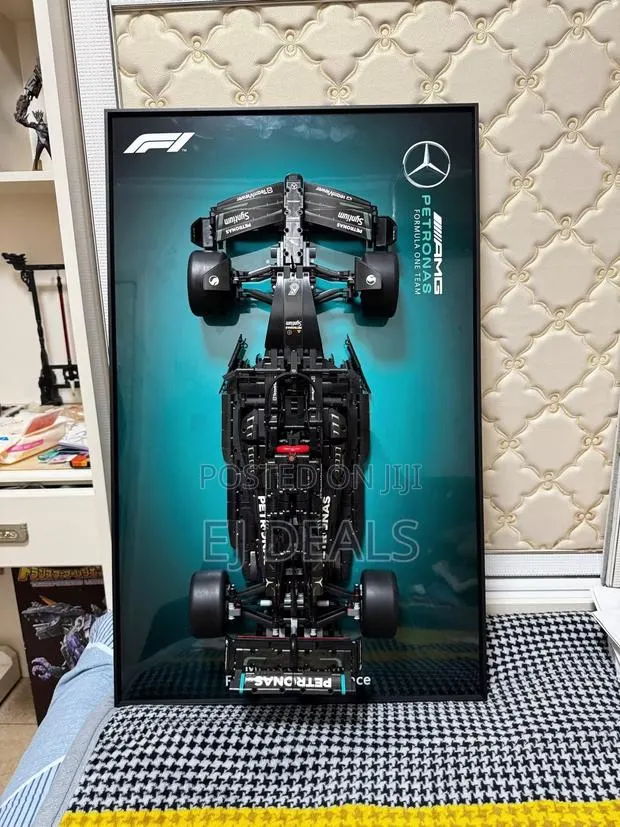 Lego Technic Mercedes AMG F1 With Display Board 50 by 80cm · Photo 1
