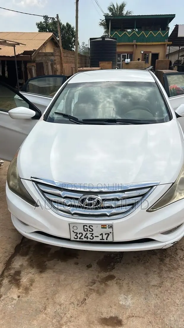 Hyundai Sonata GLS Sedan FWD (2.4L 4cyl 6A) 2013 White · Photo 1