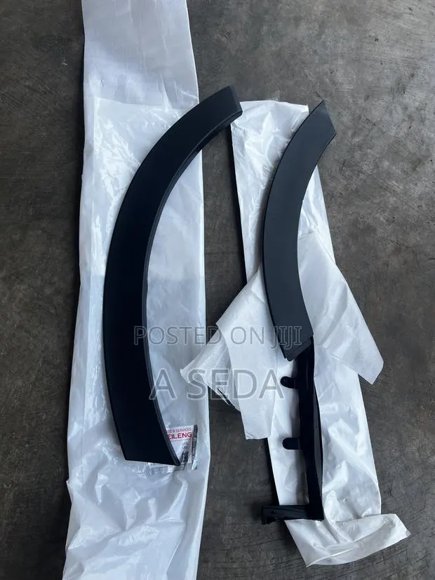 Honda CRV Back Door Moulding Arc 2017 2018 2019 2020 2021 2022 · Photo 1