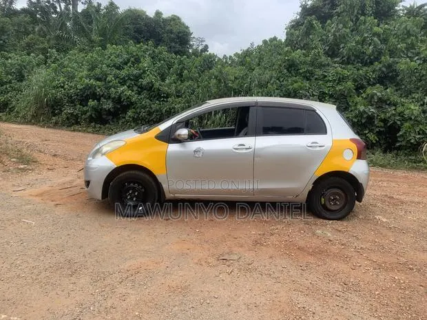 Toyota Vitz 2010 Gray · Photo 1