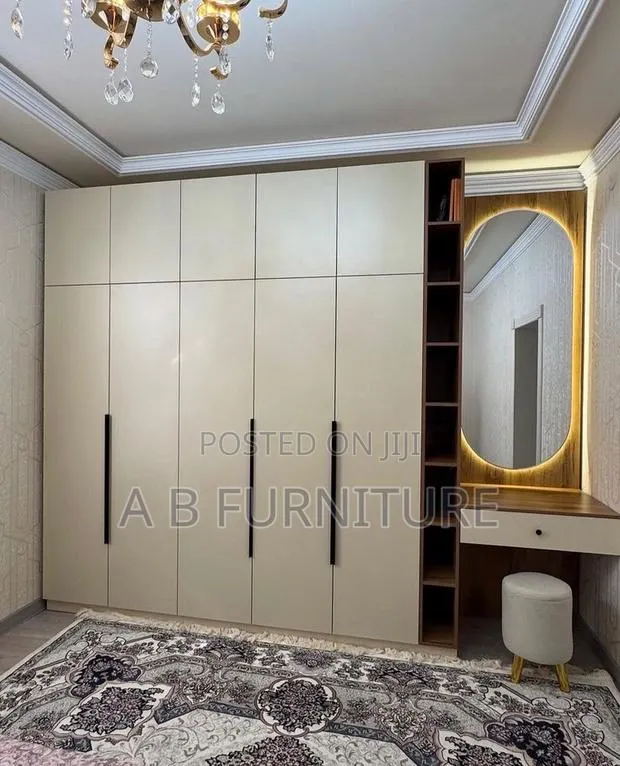 Wardrobe With a Dressing Mirror · Photo 1