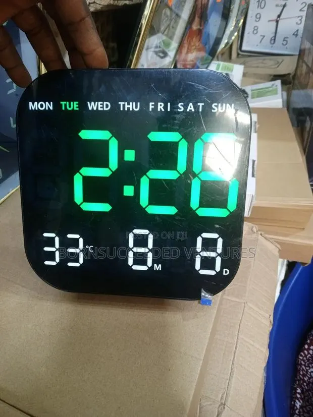 Numeric Digital Wall Clock · Photo 1