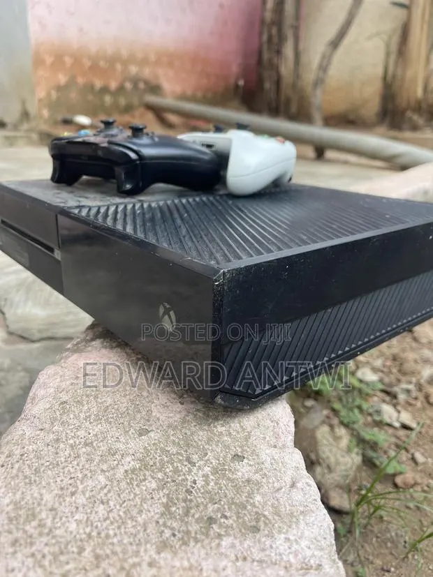 Xbox One With Controllers and 3 Games · Photo 1