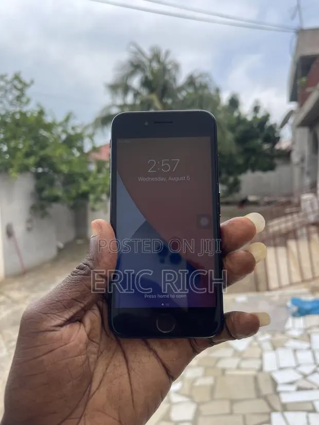 Apple iPhone 7 32 GB Black · Photo 1
