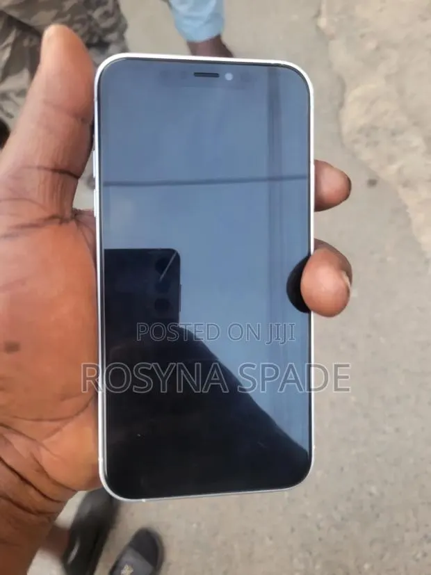 Apple iPhone XR 64 GB White · Photo 1