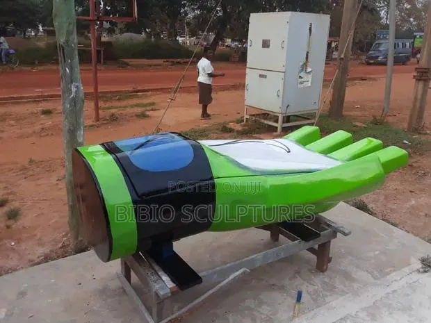 Gloves Shaped Casket · Photo 1
